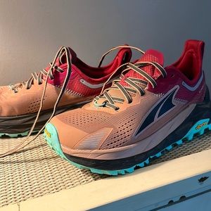 Altra Olympus 5 worn 1 time